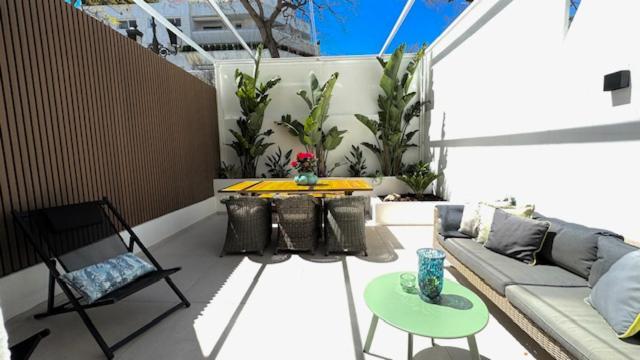 Marbella Center Beachfront With Private Patio Extérieur photo