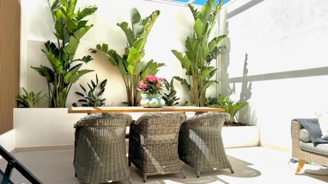 Marbella Center Beachfront With Private Patio Extérieur photo