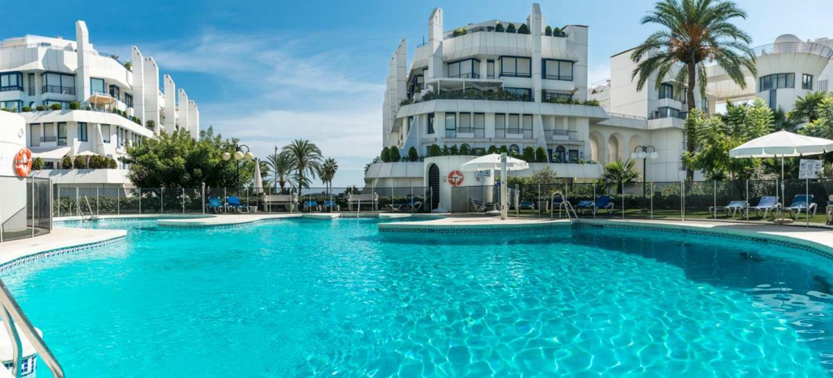 Marbella Center Beachfront With Private Patio Extérieur photo